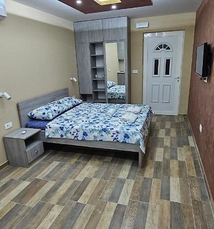 Ekonomic Apartmani Golubovci Luaran gambar