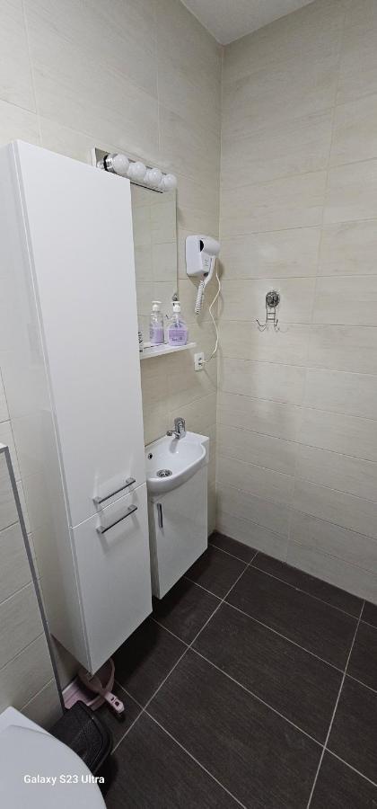 Ekonomic Apartmani Golubovci Luaran gambar
