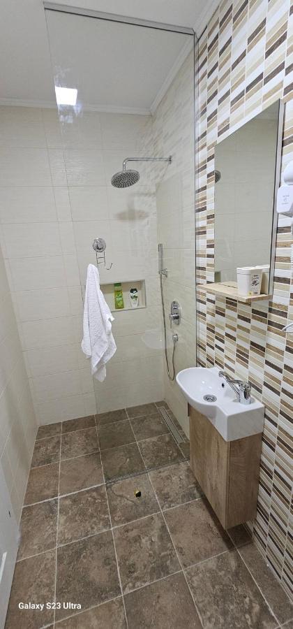 Ekonomic Apartmani Golubovci Luaran gambar