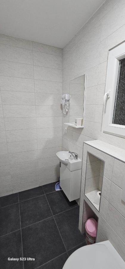 Ekonomic Apartmani Golubovci Luaran gambar