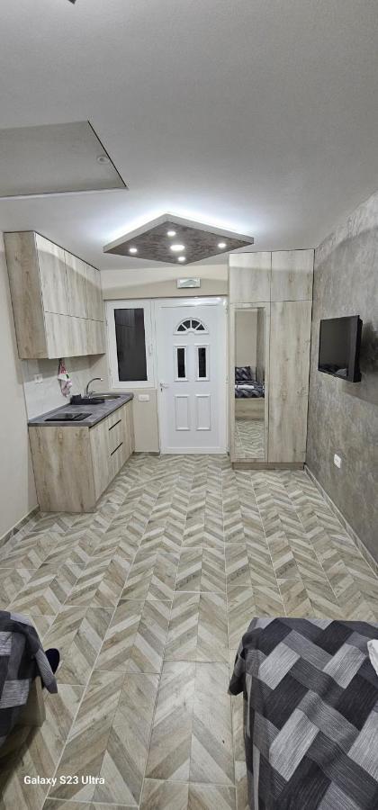 Ekonomic Apartmani Golubovci Luaran gambar